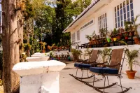 Chhota Haazri, by the Rajbari Bawali