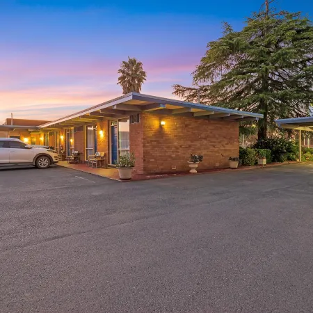 Plainsman Motel