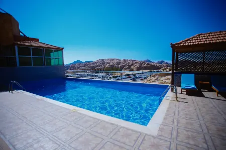 Petra Moon Hotel Отели рядом с достопримечательностью «Храм Душареса»