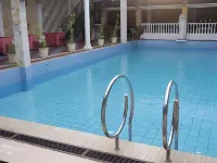 Votel Hotel De'Pratnya Kediri - Pools