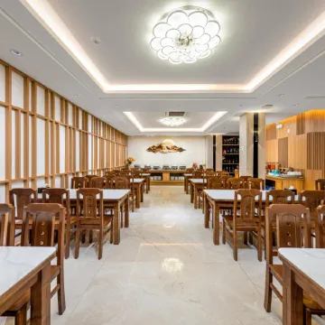 Cat Ba Wistaria Hotel - Pool & Massage Отели в г. Cát Hải