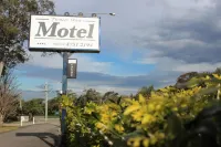 The Pioneer Way Motel - parking