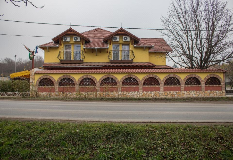 Margaréta Étterem és Vendéghàz Gasthaus - Housity