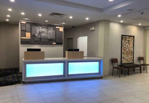 4. 홀리데이 인 익..