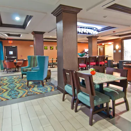 Holiday Inn Express & Suites SAN ANTONIO - FROST BANK CTR by IHG Отели рядом с достопримечательностью «AT&T Центр»