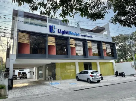 Lighthouse Point Hotel Отели рядом с достопримечательностью «Sisters of St Paul of Chartres Monument»