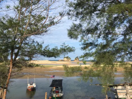 WIWI Village Отели рядом с достопримечательностью «Pantai Muara Sungai Kerteh»