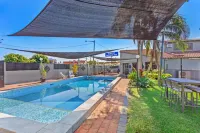 Alabaster Motor Inn - Pools