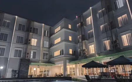 Patra Dumai Hotel Отели в г. Думай