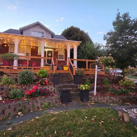 Serene Niagara Inn