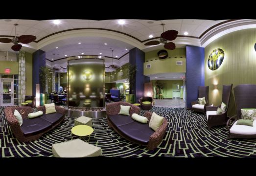 3. 홀리데이 인 익..