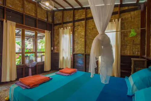 The Bananas Bungalows & Restaurant