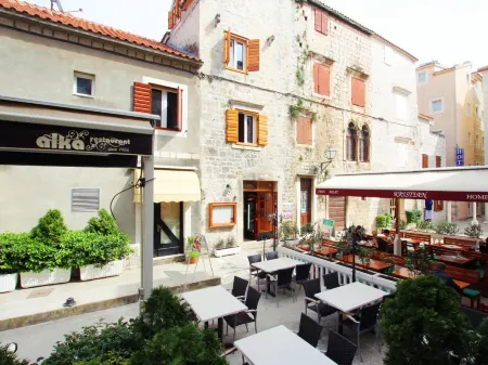 Villa Ivanka Отели рядом с достопримечательностью «Central Square in Trogir»