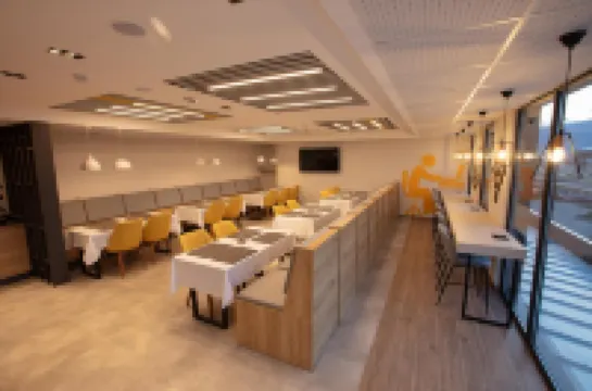 วาเล็นต์ โอเทล บิสซิเนส