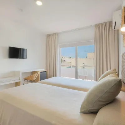 阿祖拉尼地中海酒店 鄰近聖歐拉莉亞港（Santa Eulalia Port）的酒店