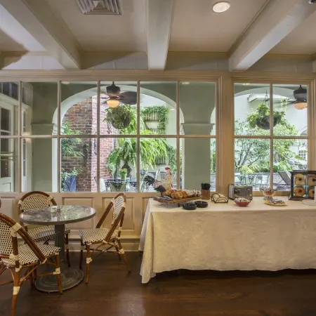 Bienville House Hotel New Orleans Отели рядом с достопримечательностью «Кафе Du Monde»