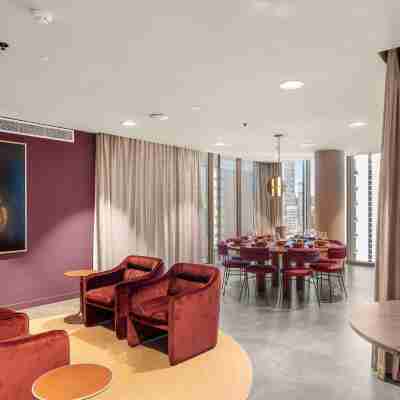 South Brisbane Apartments by Urban Rest Dining/Meeting Rooms