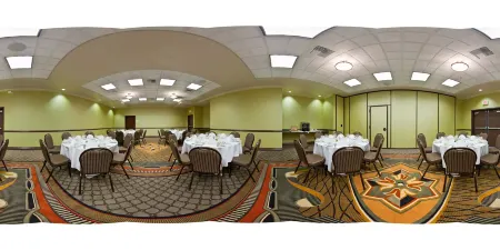 Holiday Inn & Suites BAKERSFIELD by IHG Отели рядом с достопримечательностью «Salt 7even Float Center»