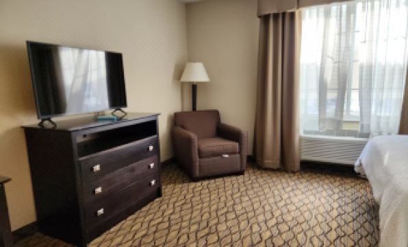 Holiday Inn Express & Suites Cadillac