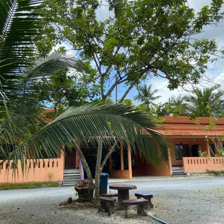 At Sichon Resort Отели рядом с достопримечательностью «Wat Chedi»