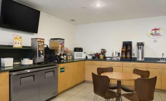 Super 8 by Wyndham Manistee