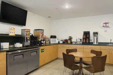 Super 8 by Wyndham Manistee