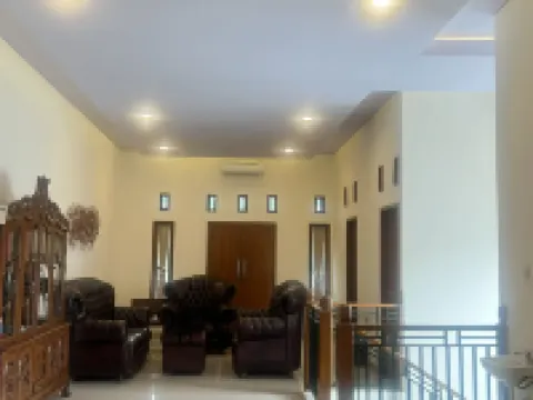 Svarna Villa Sragen Hotel di Sragen