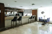 โรงแรม ฮอลิเดย์ อินน์ อัคเทา บาย IHG - ที่มีบาร์