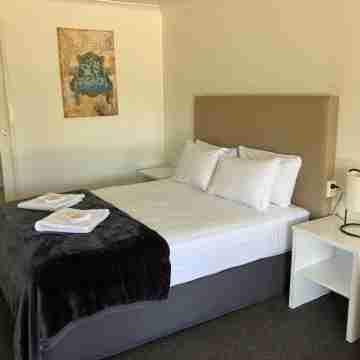 Porky's Motel Rockhampton Rooms