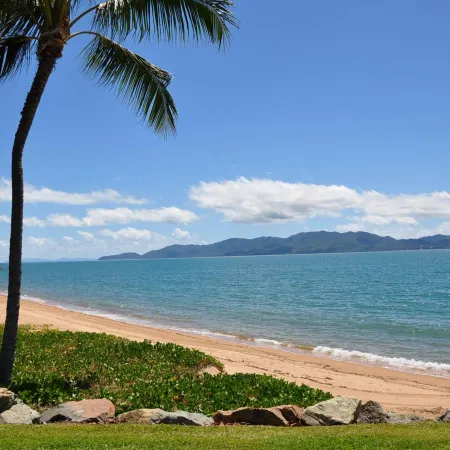 Palm Waters Holiday Villas Отели рядом с достопримечательностью «The Strand Beach»