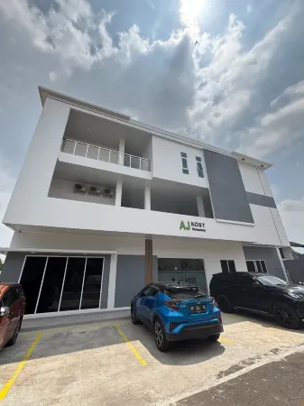 AJ kost & homestay Отели в г. Demang Lebar Daun