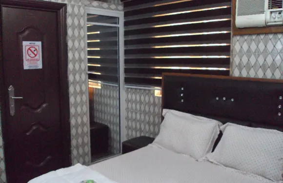 精英泳池酒吧和旅館