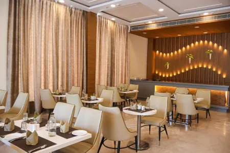 Hhw Buddha Lineage Отели рядом с достопримечательностью «Дхамек»