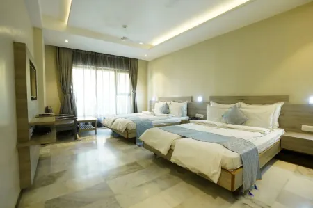 Hotel Hrushikesh Отели рядом с достопримечательностью «Shree Saibaba Sansthan Trust, Shirdi»