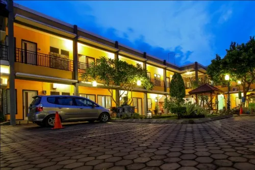 Guest House Rumah Wahidin Syariah Hotels in Mayangan