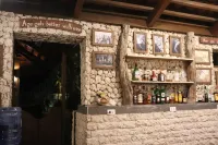 Island View Beachfront Resort - bar