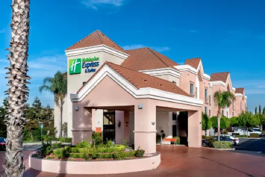 Holiday Inn Express & Suites LATHROP by IHG
