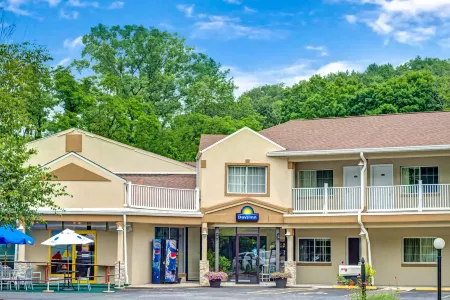 Days Inn by Wyndham Ridgefield Отели рядом со станцией Redding Station