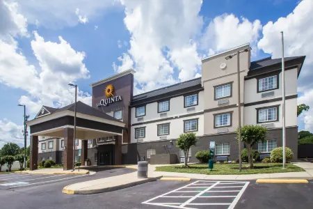 La Quinta Inn by Wyndham Richmond South Отели в г. Бермуда