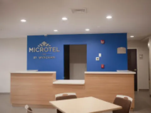 ไมโครเทล อินน์แอนด์สวีทส์ บายวินด์แฮม แคมป์ เลอเจิน/แจ็คสันวิลล์ โรงแรมในOnslow County