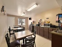 Super 8 by Wyndham San Antonio Pearl District / Downtown