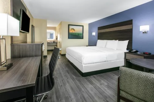 Days Inn by Wyndham Waco Near Downtown/University - piscine