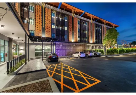 PLAAI Plus Hotel Rayong Отели в г. Мыанг Районг