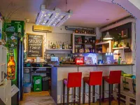 Whole Wide World Hostel - Quầy bar