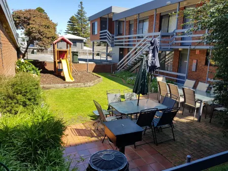 Mahogany Motel Отели в г. Уоррнамбул