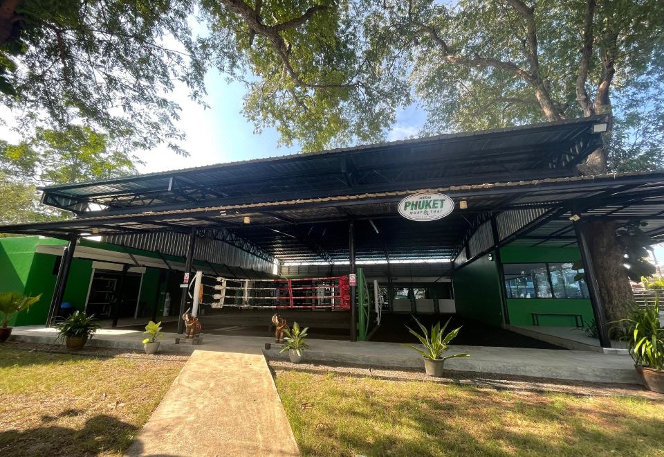 [푸켓 무에타이 호텔의 외부 모습]