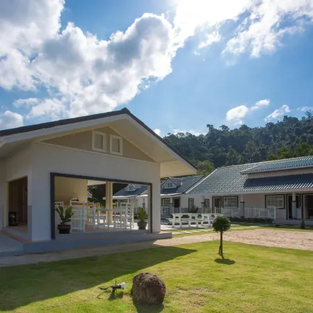 Suksompong Resort Отели рядом с достопримечательностью «Водопад Ton Chong Fa»