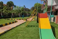 Treebo Alaka Rester Homestay - موقف سيارات