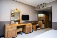 Surya Asia Hotel - balcón