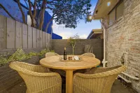 Stylish 3 Bedroom Townhouse - Hobart CBD - Bungalows